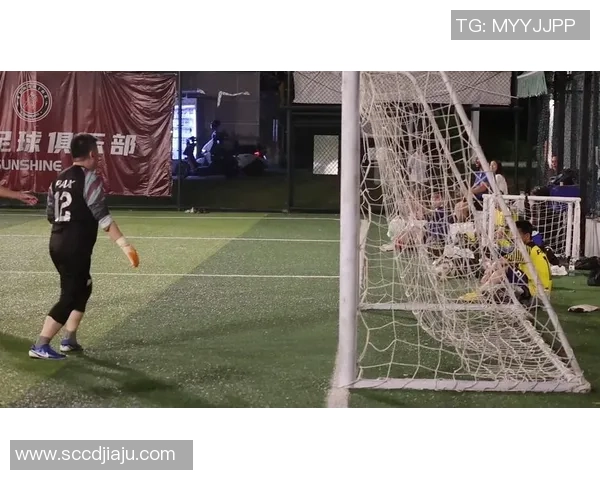 日本足球明星在街头展现风采与球迷互动的精彩瞬间